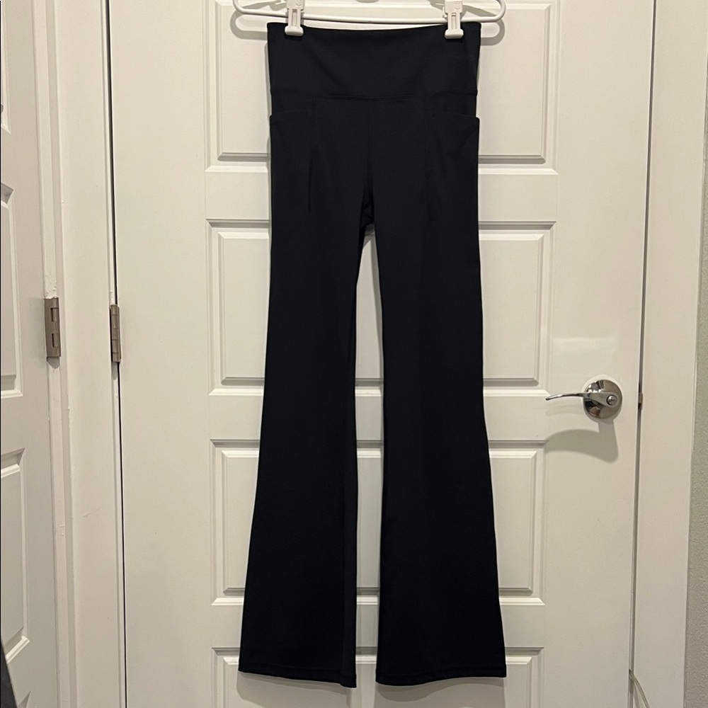 GAP Women's Black flare Yoga Pants